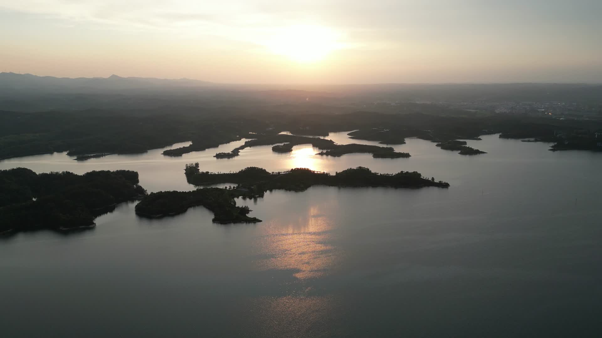 航拍夕阳晚霞湖泊倒影视频的预览图