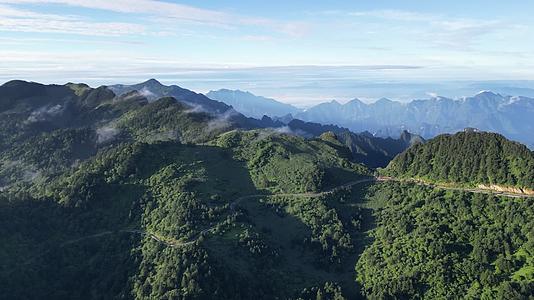 航拍高海拔大山森林自然风光视频的预览图