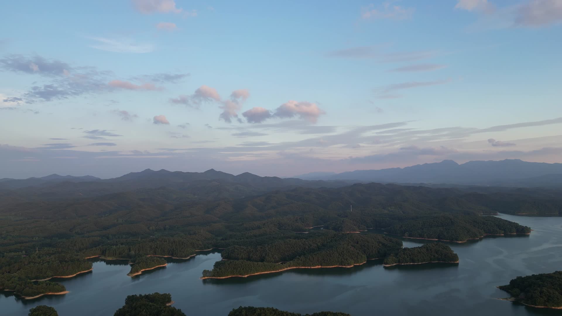 航拍自然风光水库岛屿森林视频的预览图