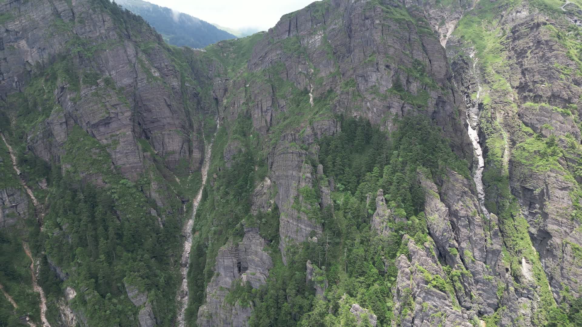 航拍高山悬崖石林自然风光视频的预览图