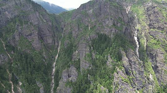 航拍高山悬崖石林自然风光视频的预览图