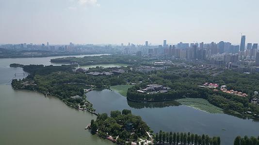 航拍湖北武汉东湖公园城市风光视频的预览图