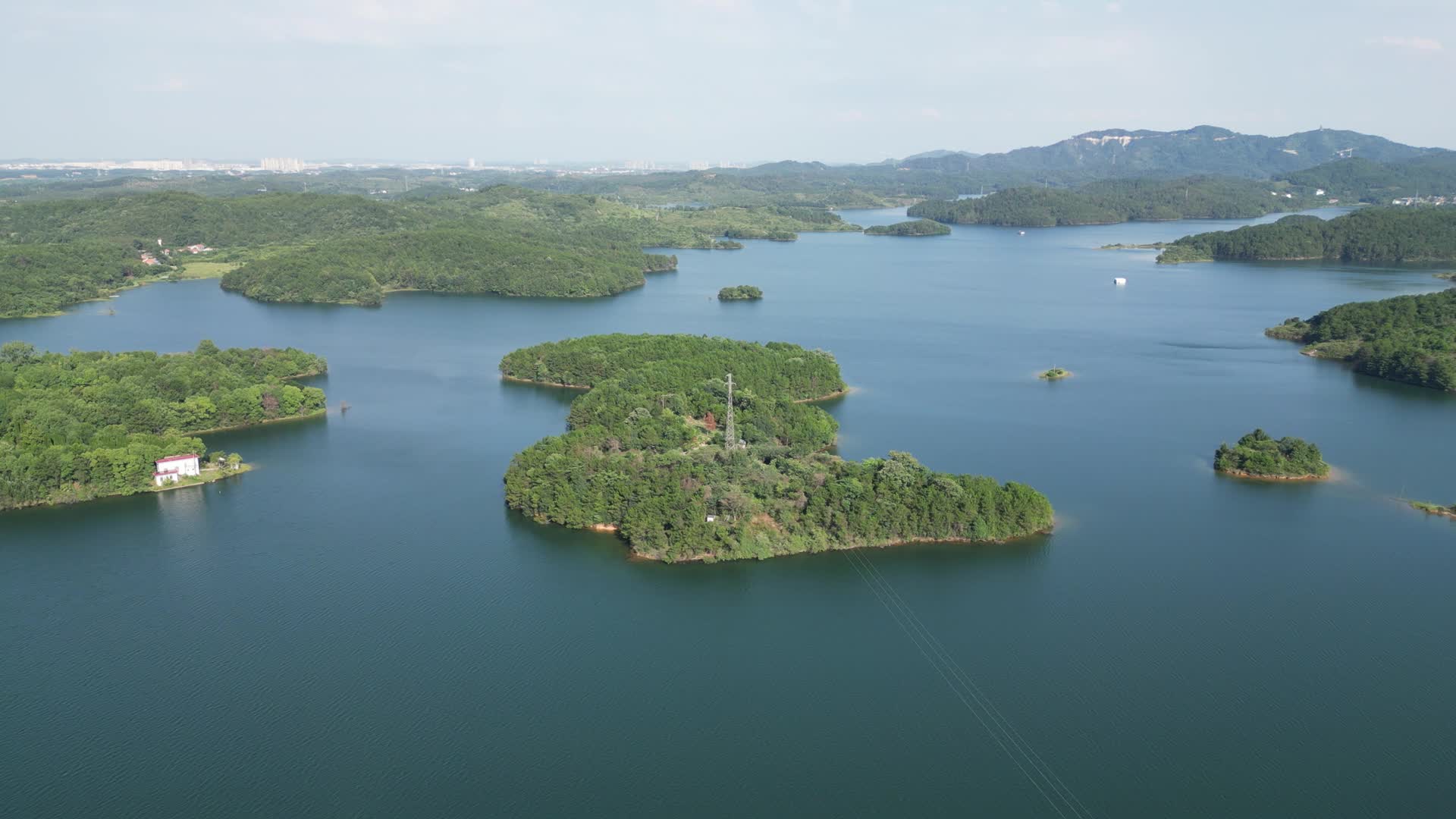 航拍大自然水库岛屿森林风光视频的预览图