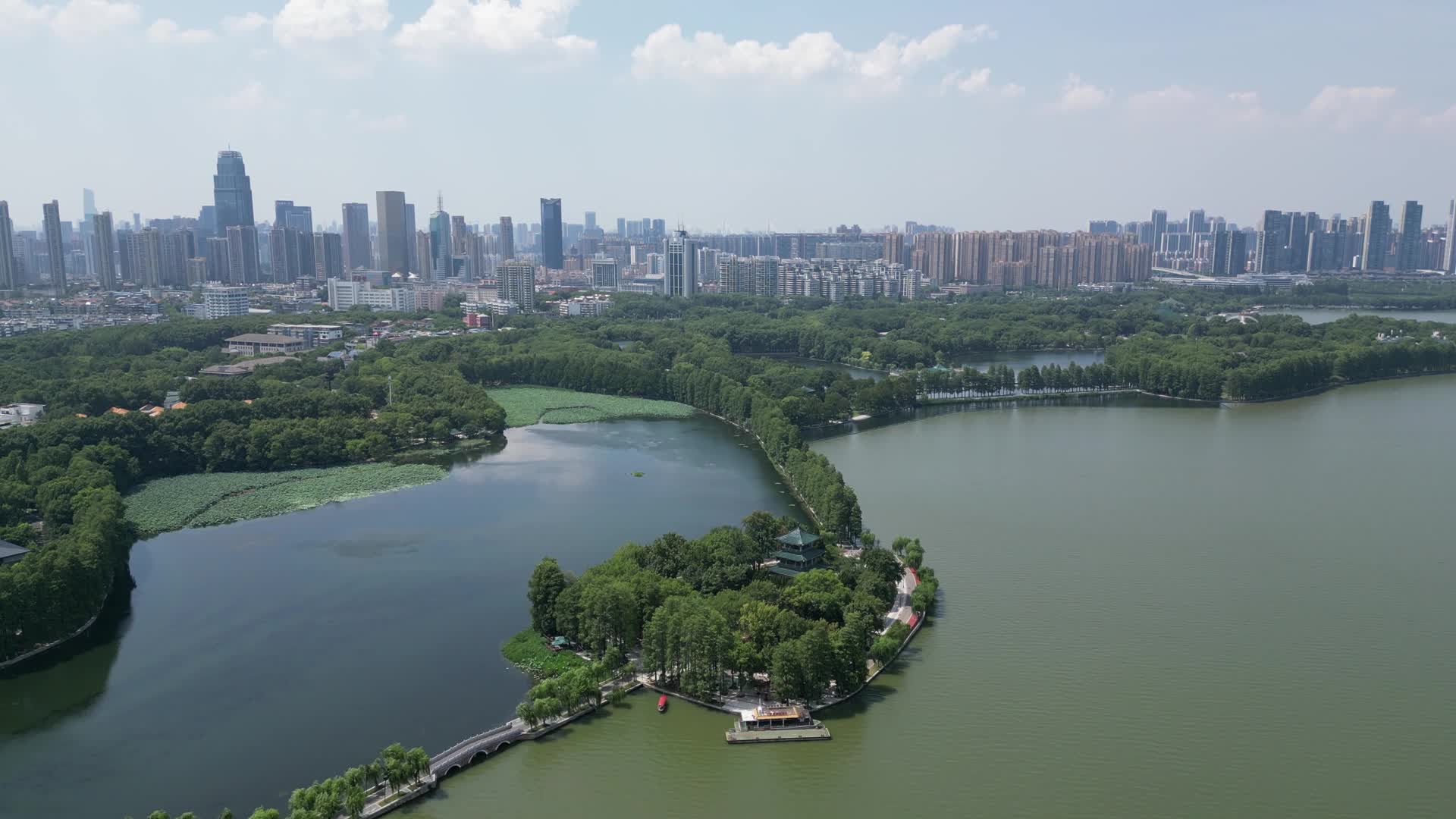航拍湖北武汉东湖景区视频的预览图