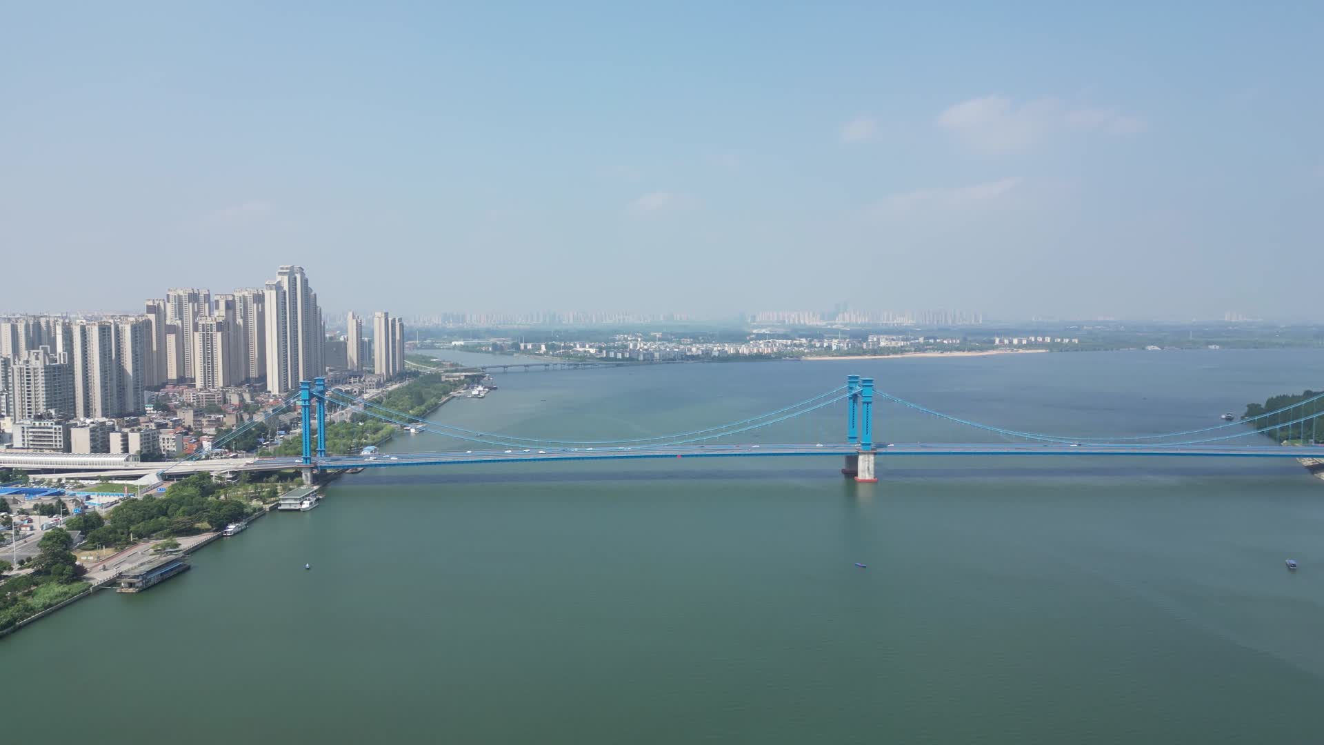 航拍湖北襄阳汉江凤雏大桥视频的预览图