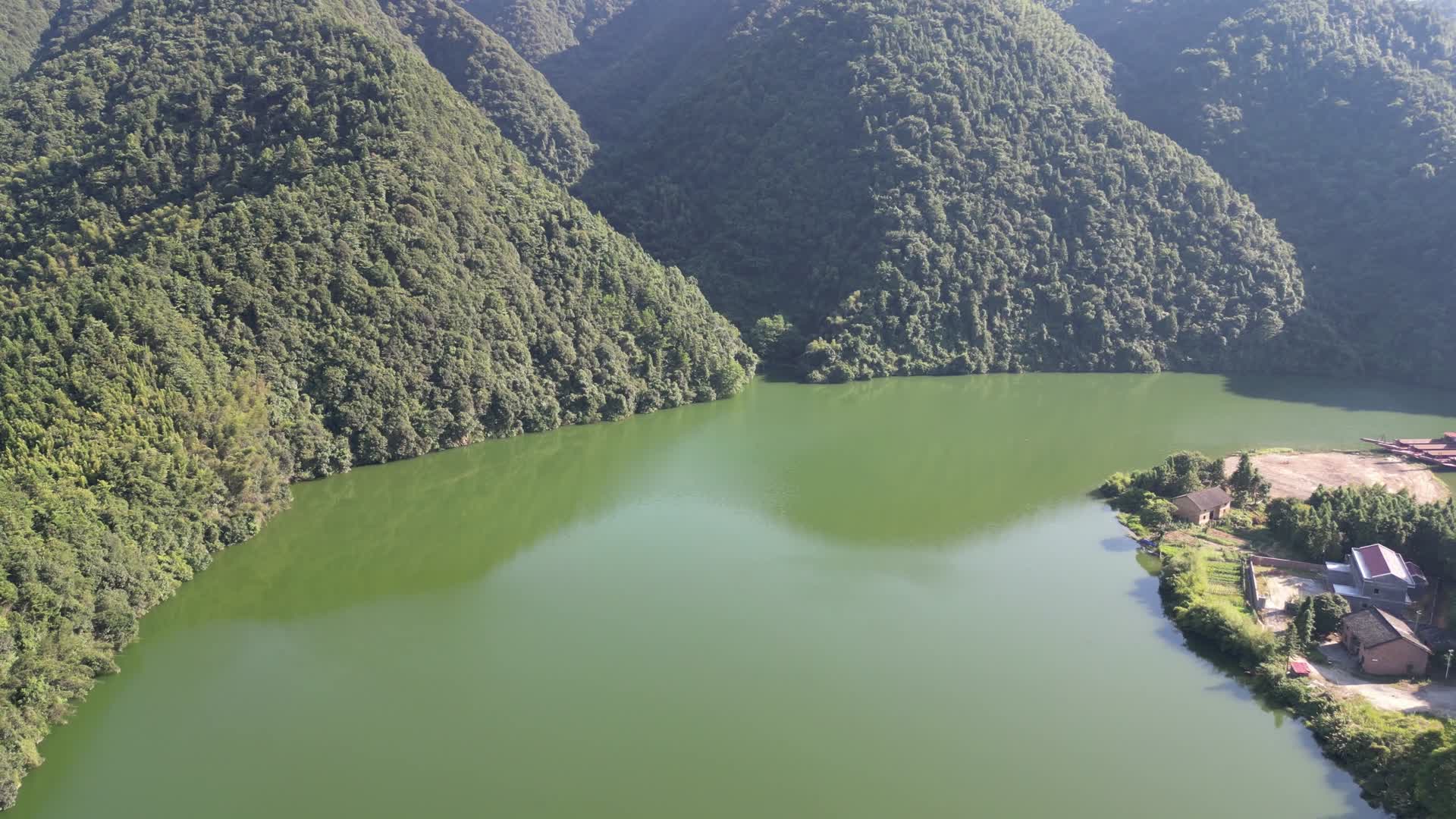 航拍青山绿水自然风光高山森林视频的预览图