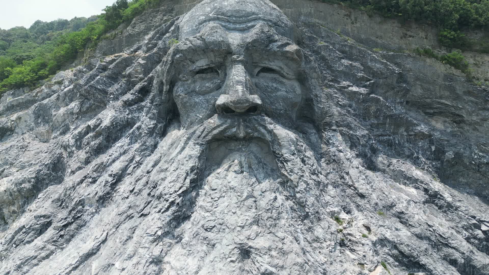 航拍湖北襄阳伏羲摩崖石刻雕像视频的预览图