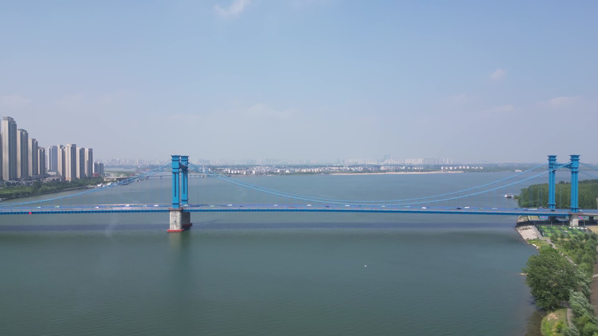 航拍湖北襄阳汉江凤雏大桥视频的预览图