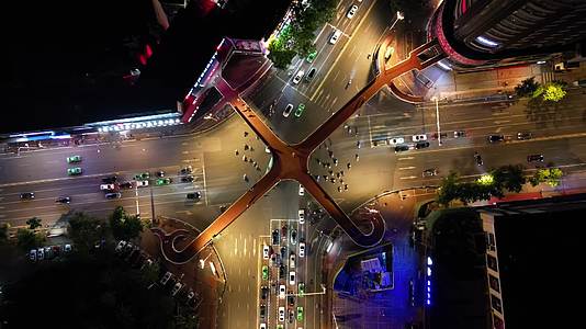 航拍湖北襄阳长征路人民广场天桥夜景视频的预览图