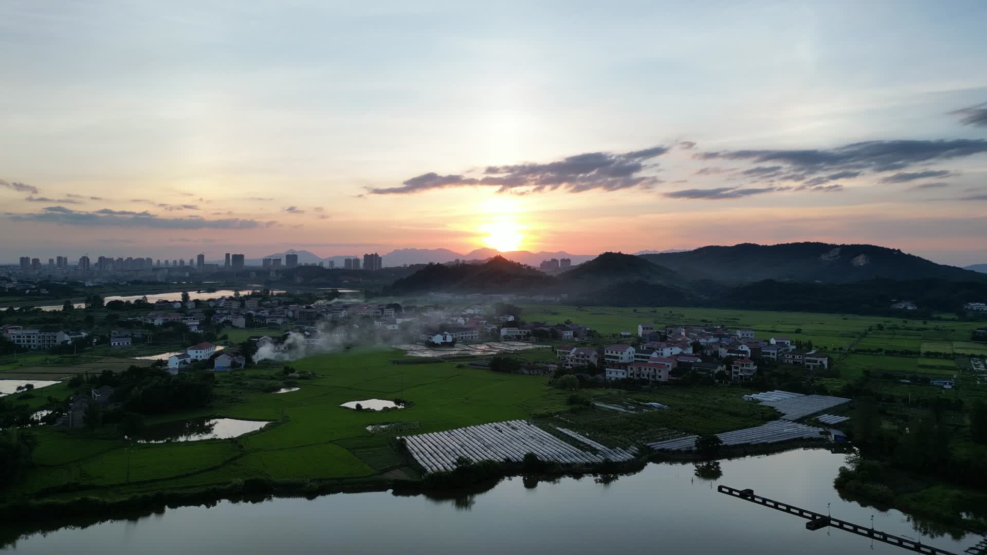 航拍乡村田野唯美夕阳日落视频的预览图