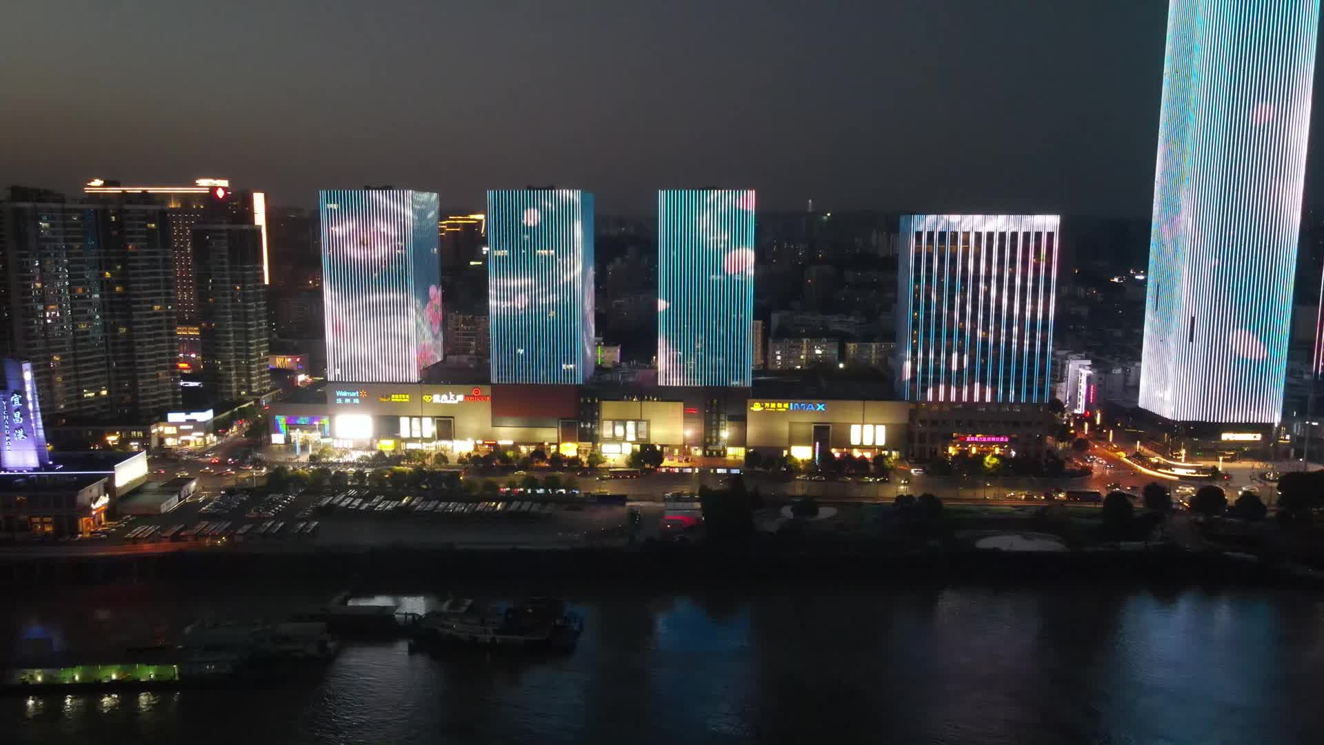 航拍湖北宜昌城市夜景灯光万达广场宜昌国际广场视频的预览图
