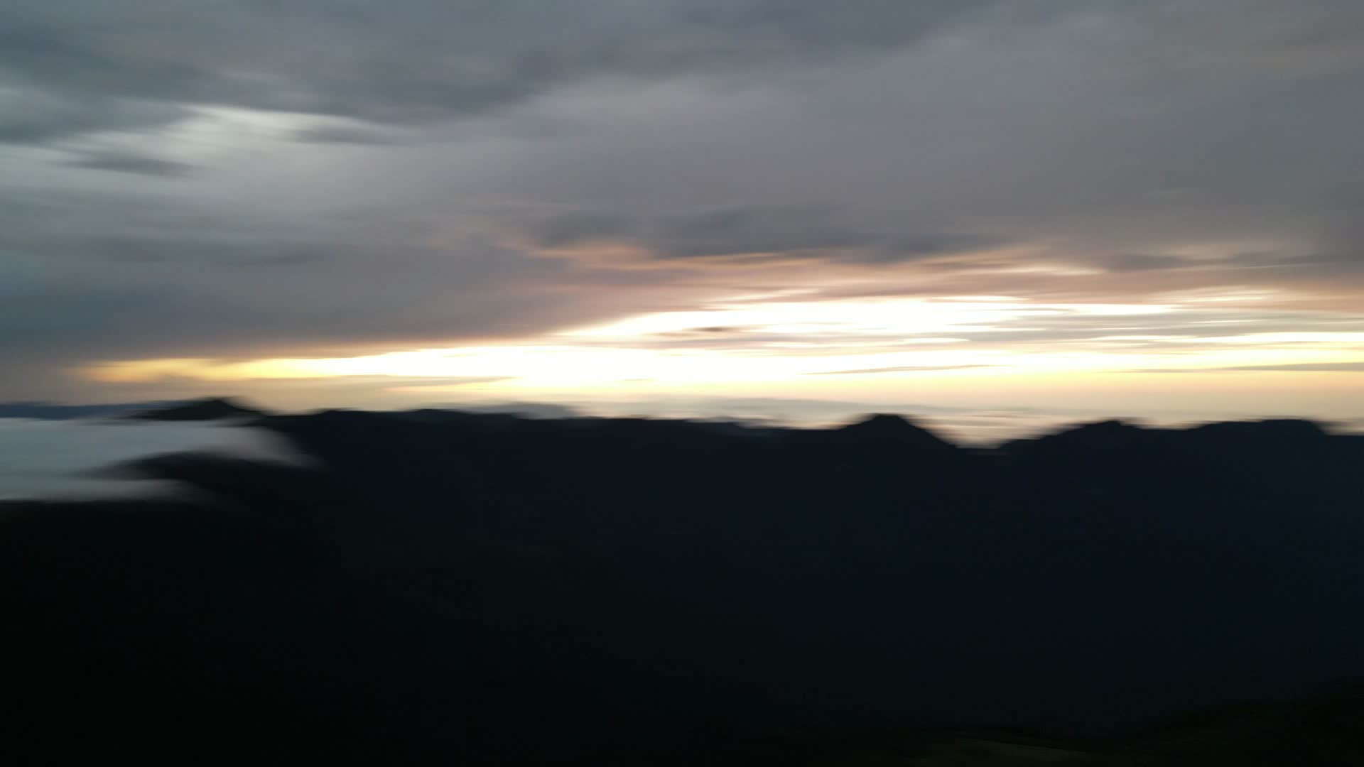 航拍自然风光日落晚霞大山视频的预览图