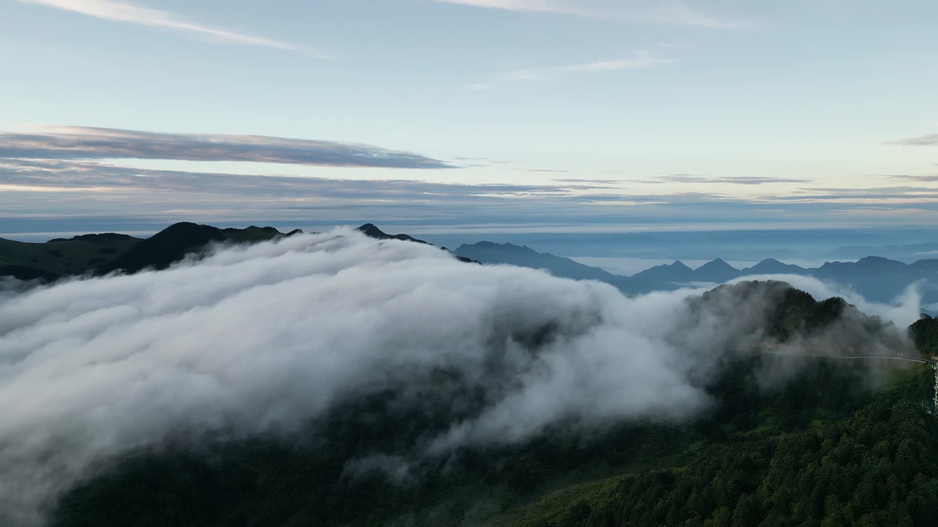 山顶云海自然风光唯美视频的预览图