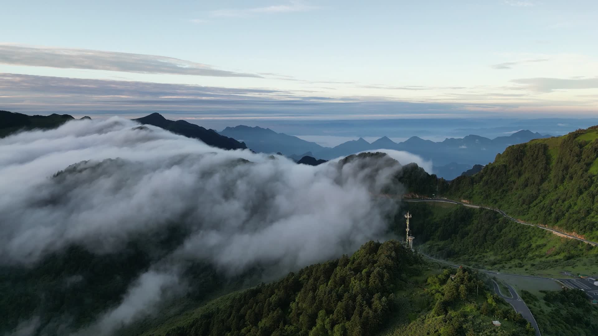 山顶云海自然风光唯美视频的预览图