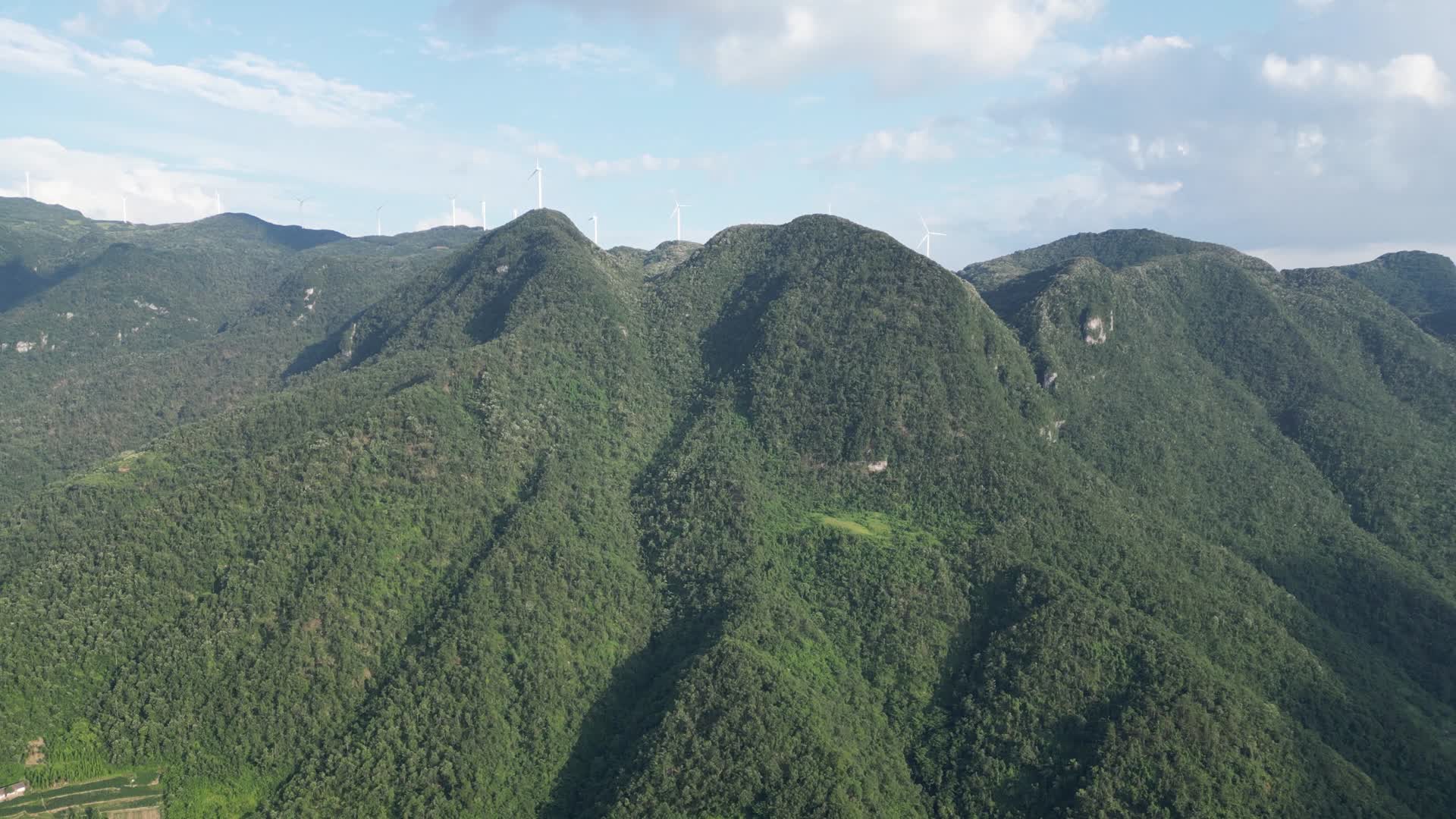 航拍丘陵大山连绵起伏森林自然风光视频的预览图