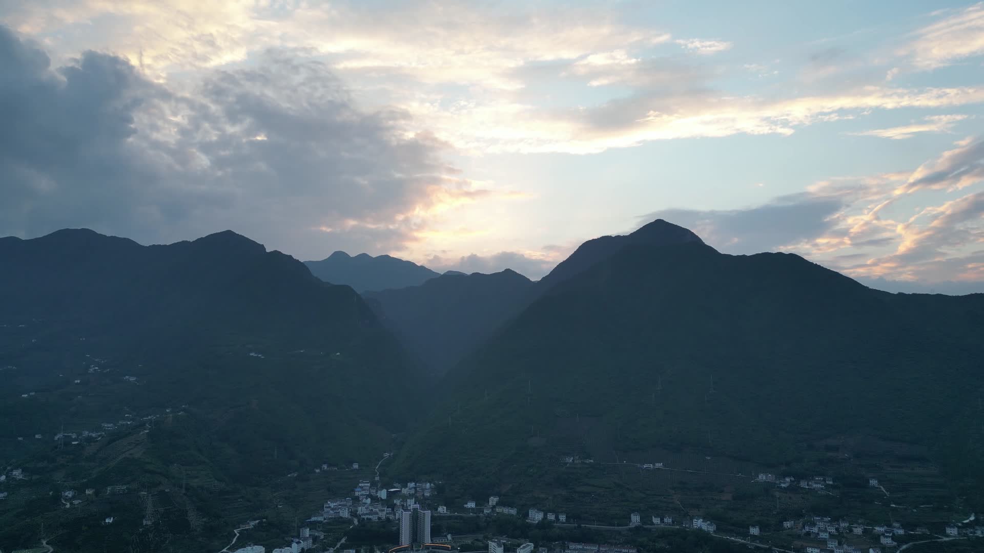 航拍大山森林夕阳晚霞视频的预览图