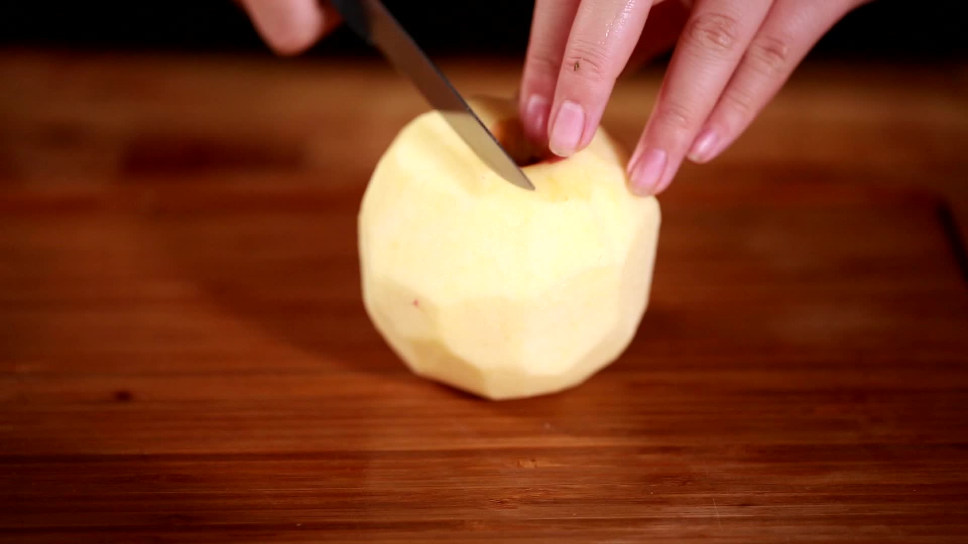 切苹果削苹果洗苹果处理水果视频的预览图