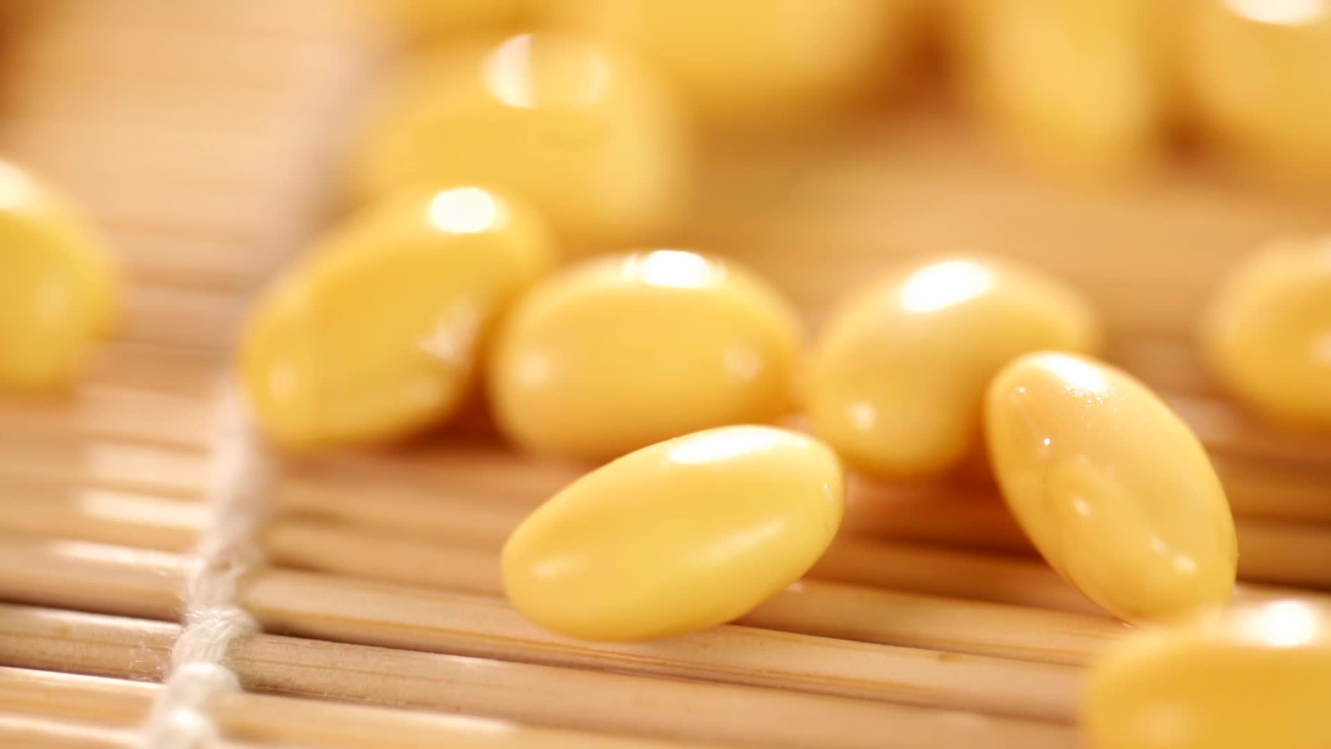 清水泡发的黄豆大豆豆子视频的预览图