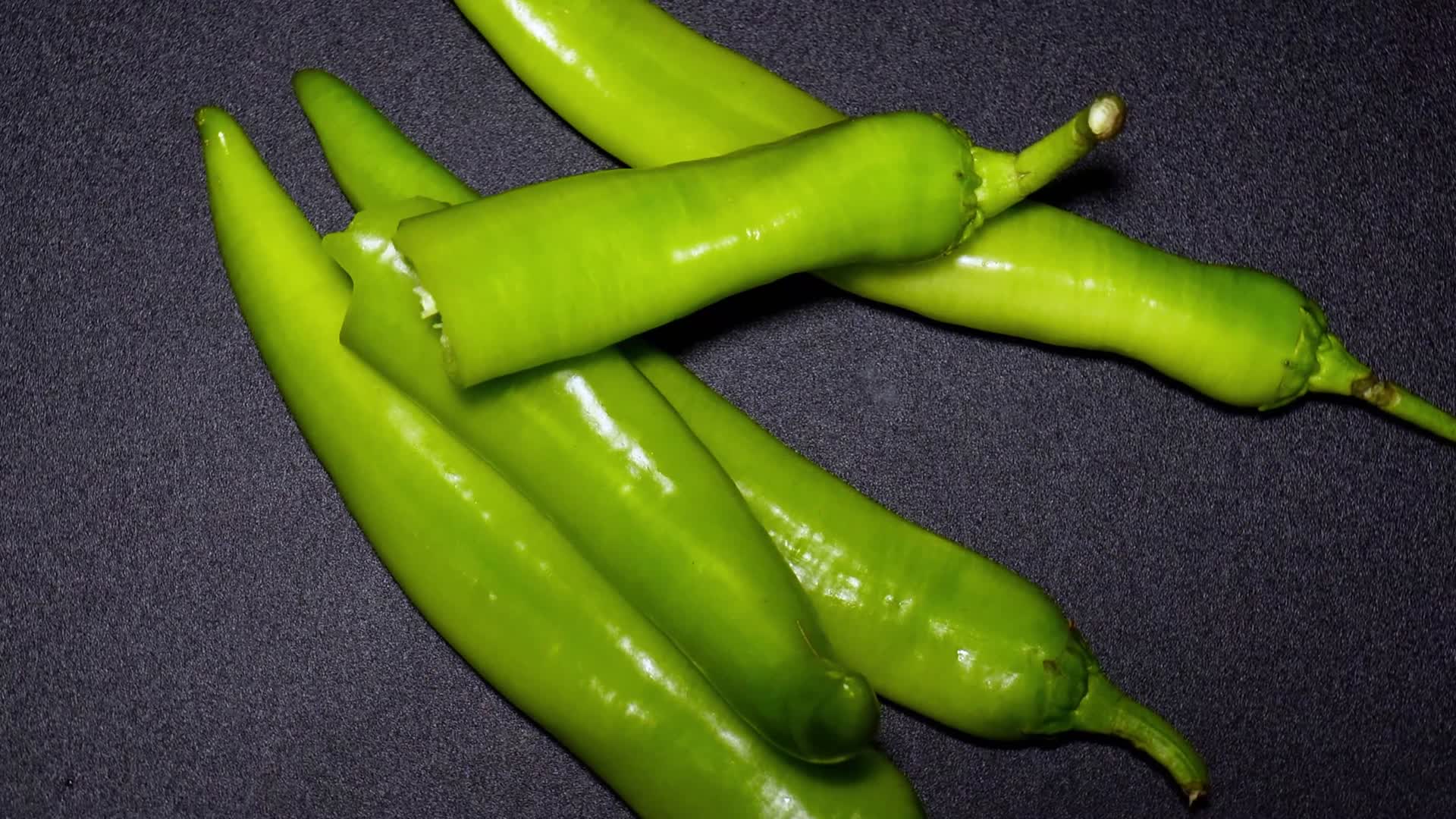 青椒大辣椒蔬菜清口视频的预览图