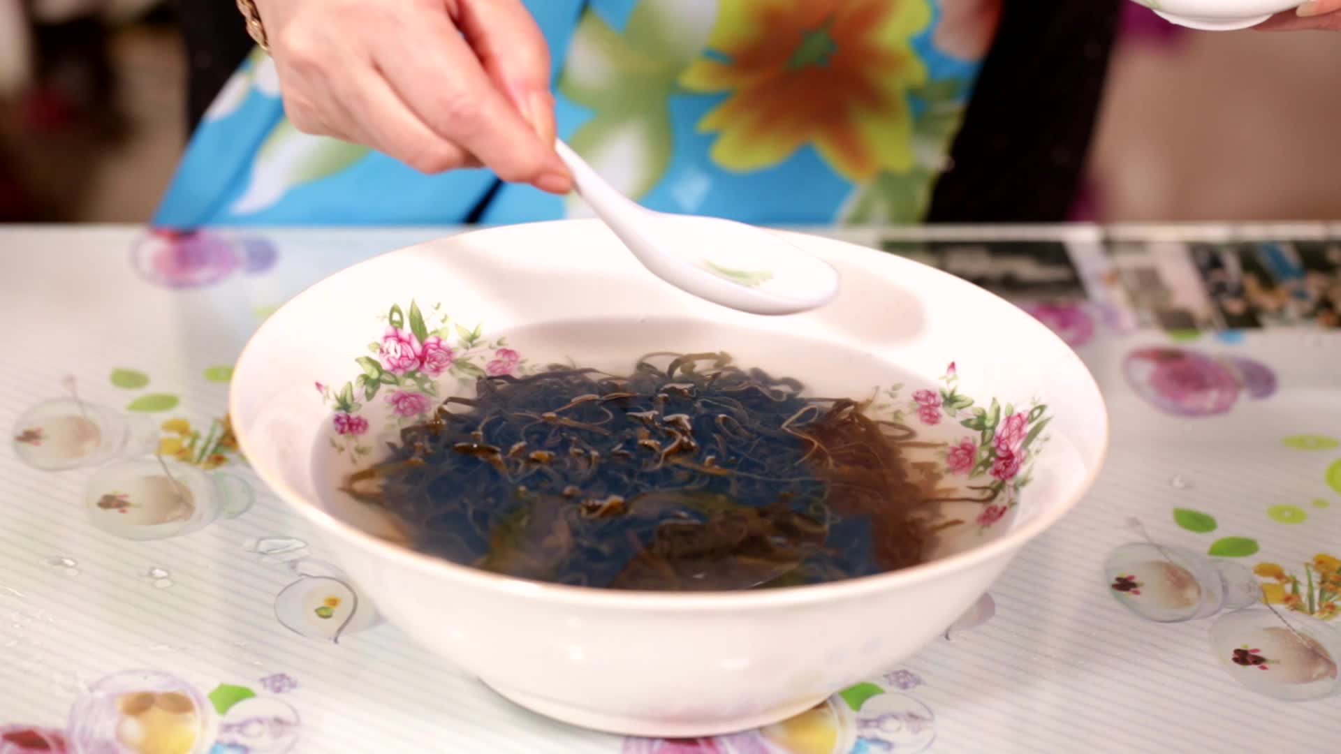 清洗泡发梅干菜梅菜扣肉食材处理茶叶视频的预览图