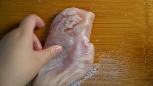 清洗鸡胸肉切鸡胸肉加入调料腌制视频的预览图