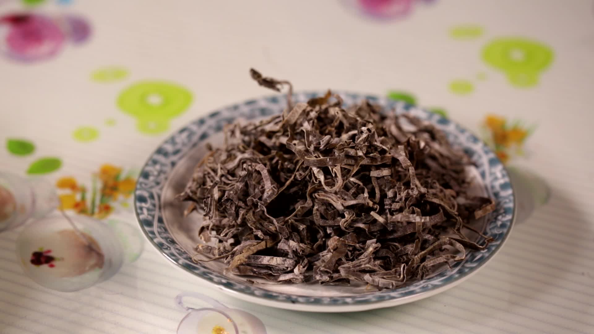 清洗泡发梅干菜梅菜扣肉食材处理茶叶视频的预览图