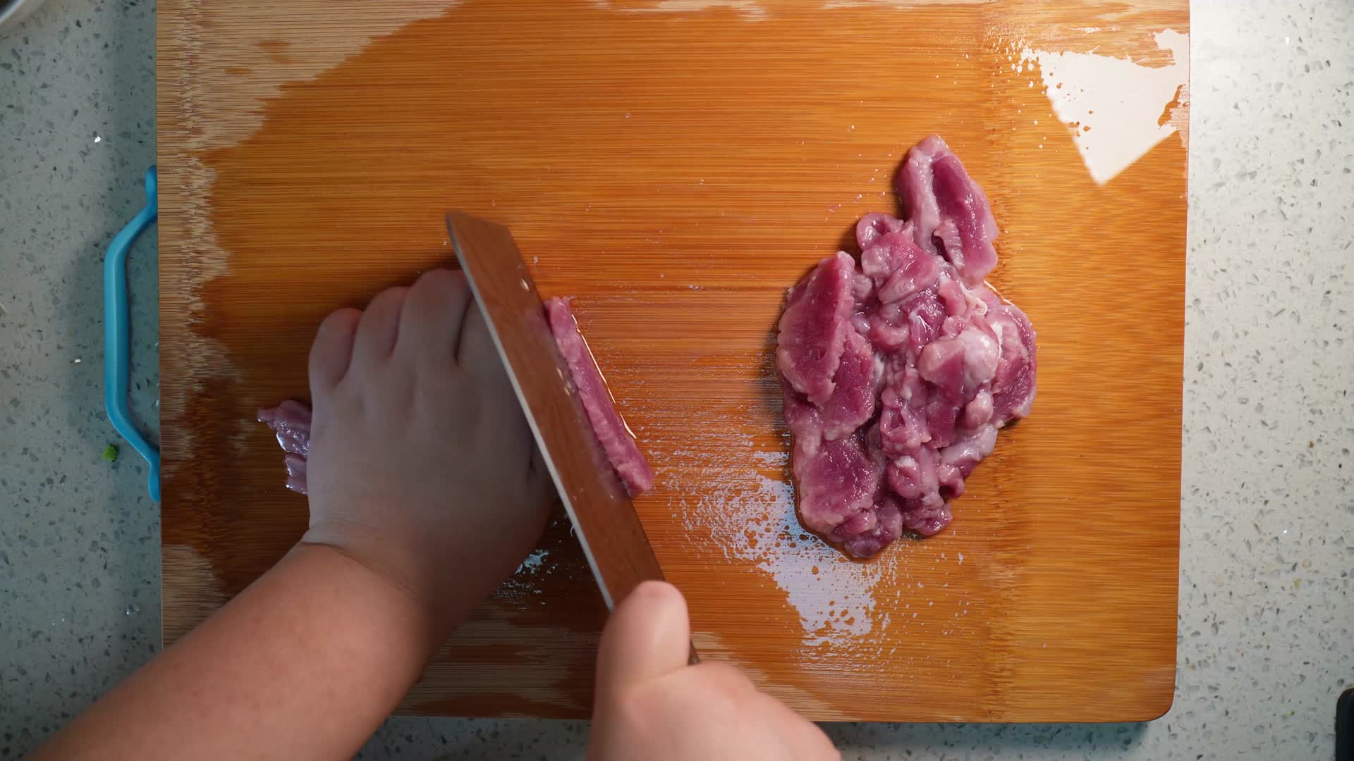 清洗里脊肉切肉片主妇做饭视频的预览图