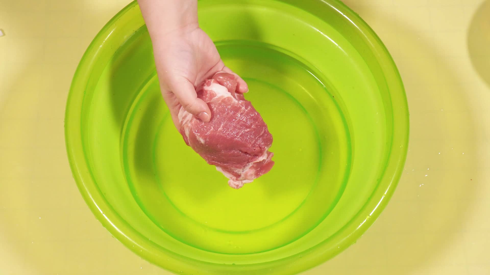 清洗切肉猪肉梅花肉五花肉切块厨师做饭视频的预览图