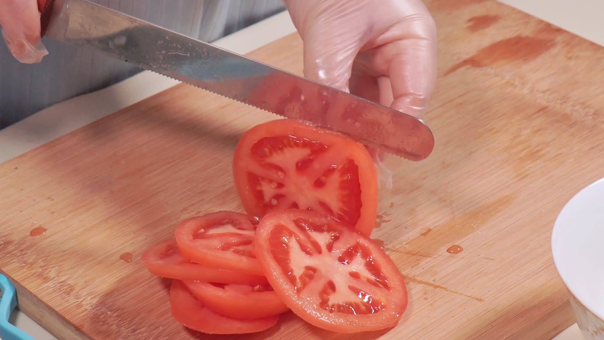 三明治刀切西红柿片番茄片视频的预览图