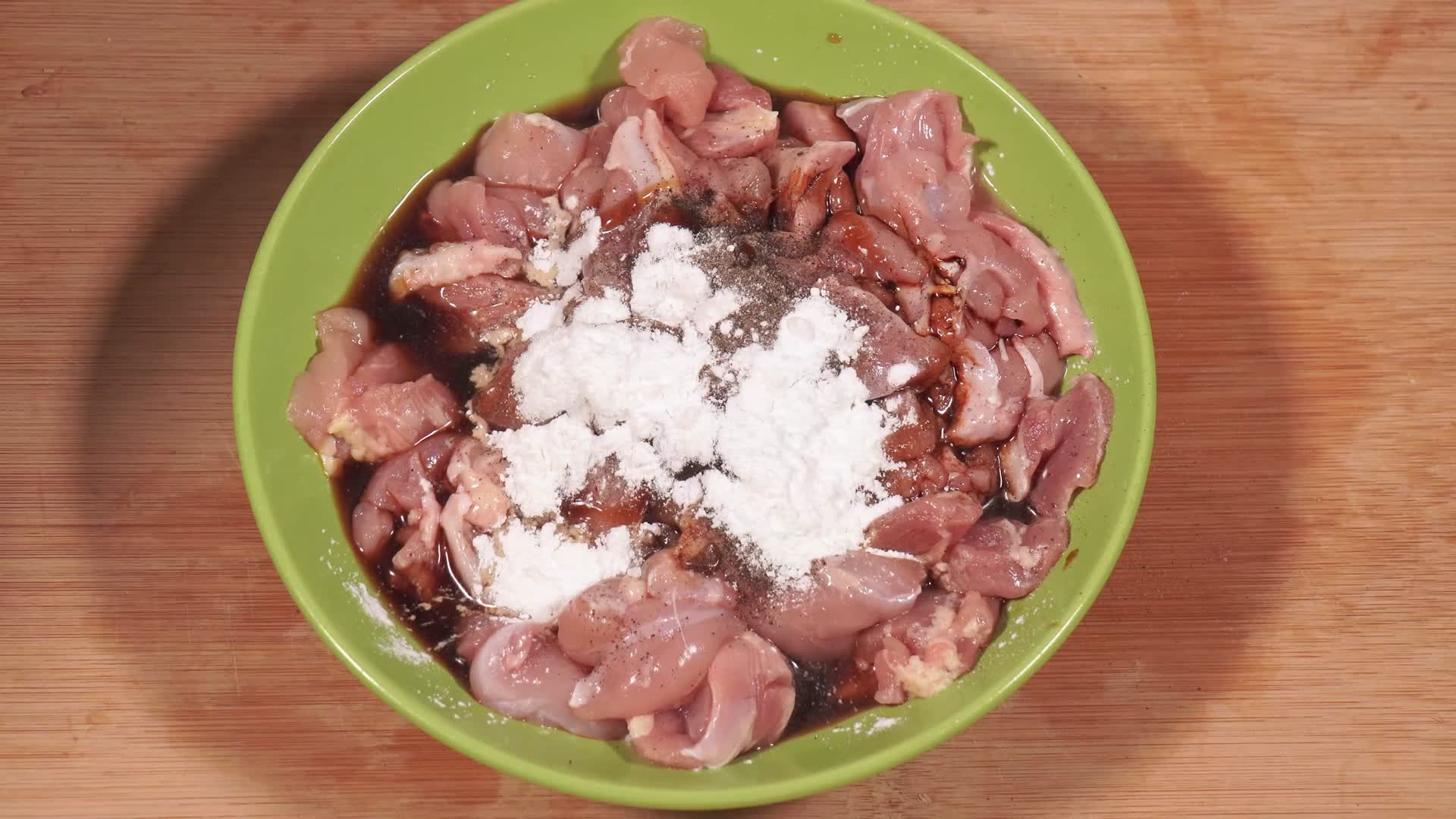 去皮鸡腿肉切块腌制入味做饭视频的预览图
