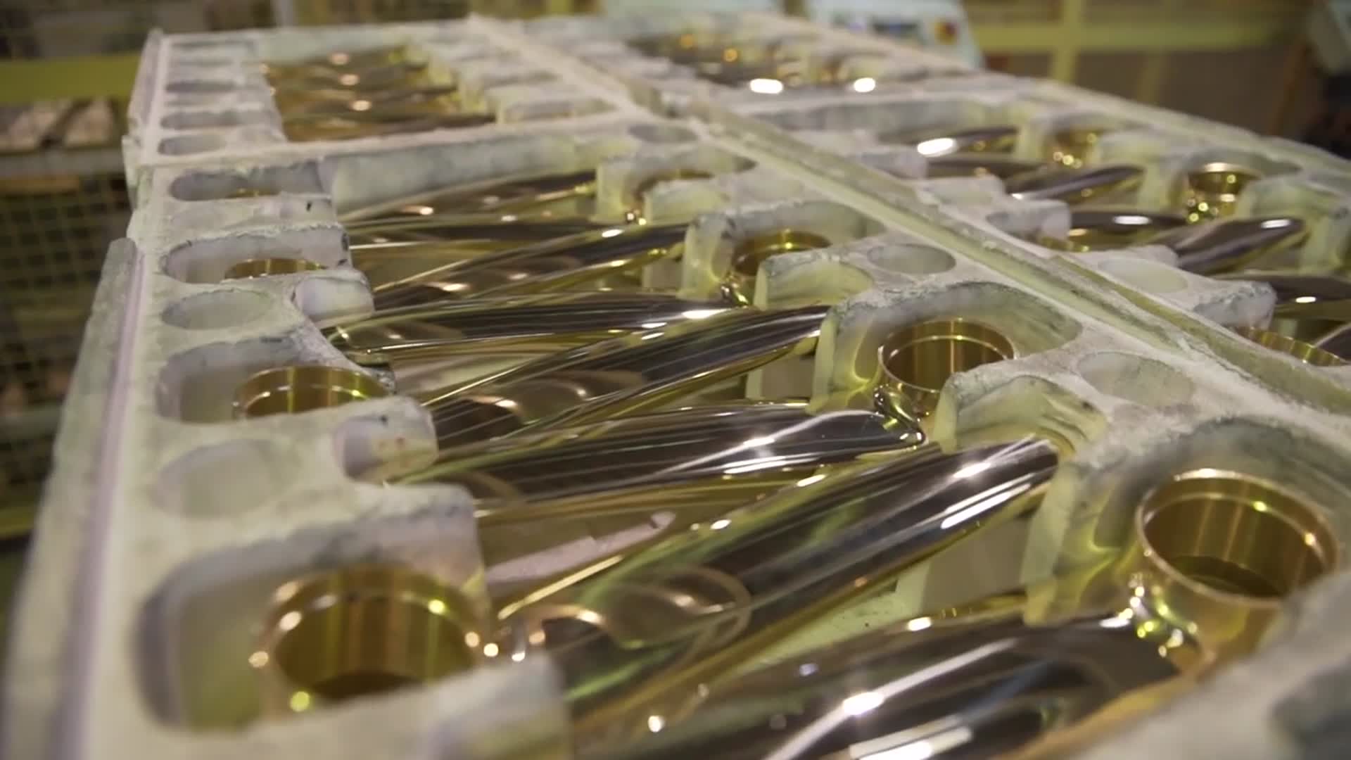 高端水龙头生产制造过程背景视频视频的预览图