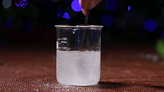 烧杯融化白色化学粉末石蜡视频的预览图