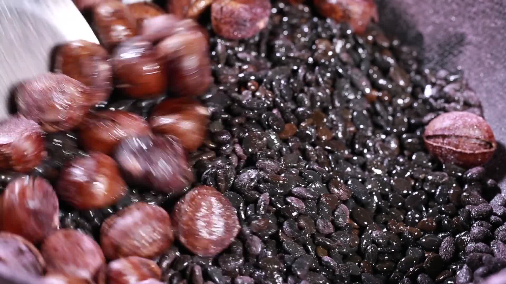石子炒制糖炒栗子视频的预览图
