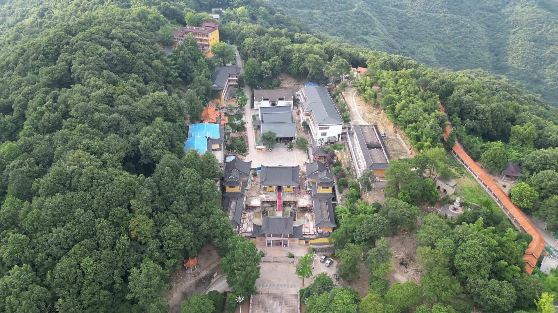 航拍湖北黄石东方山风景区弘化禅寺视频的预览图