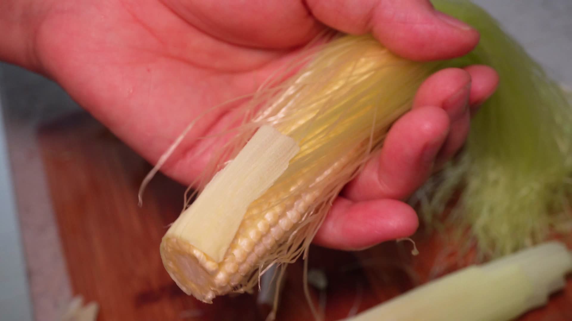 手剥玉米笋甜玉米小玉米嫩玉米视频的预览图