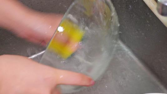 刷碗洗碗水池子水龙头做家务视频的预览图