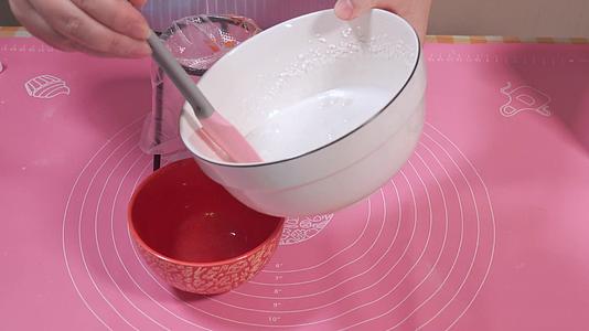霜糖奶油加入食用色素装入裱花袋视频的预览图