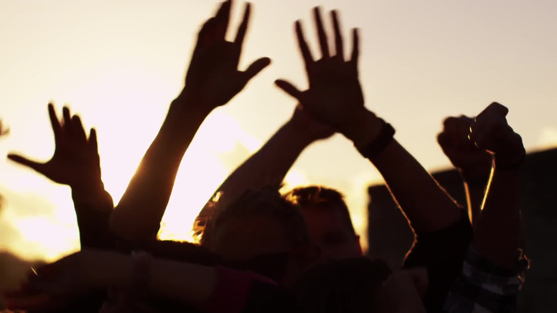 阳光下人群挥手欢呼夕阳剪影人物生活视频视频的预览图