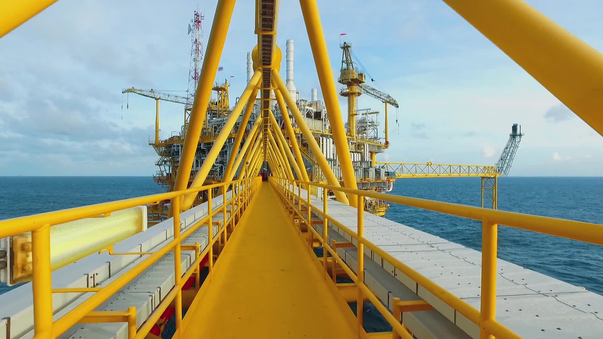 海上石油开采矿井资源视频视频的预览图