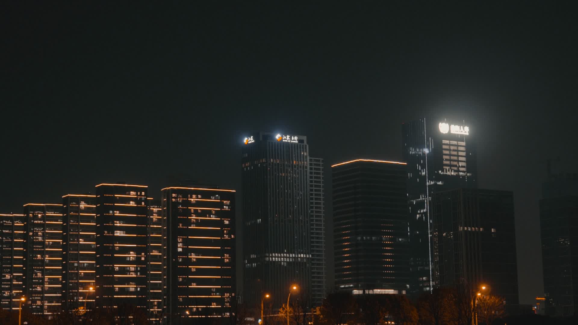 夜晚城市大楼视频的预览图