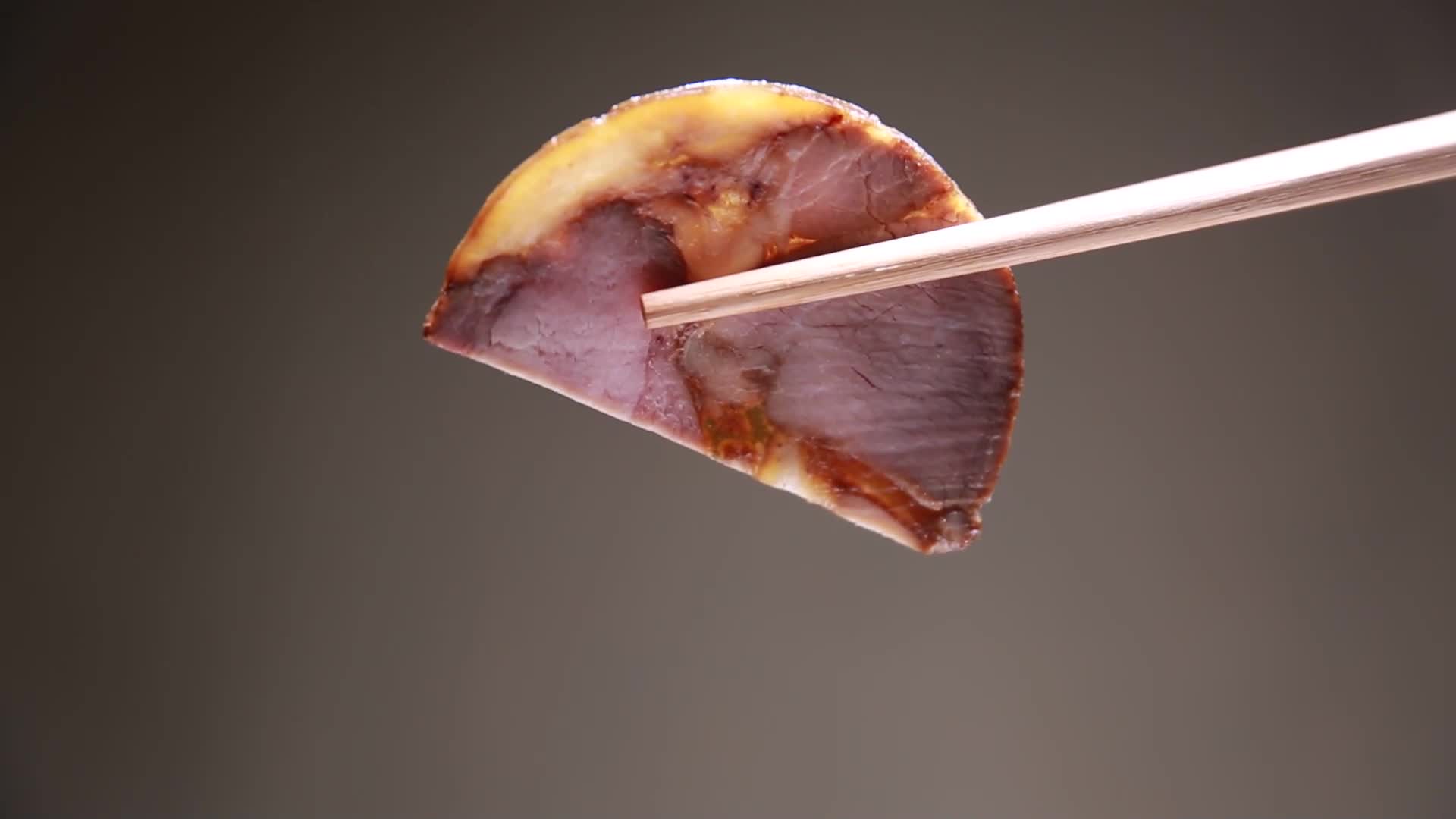 筷子夹起一片熟食卤肉视频的预览图