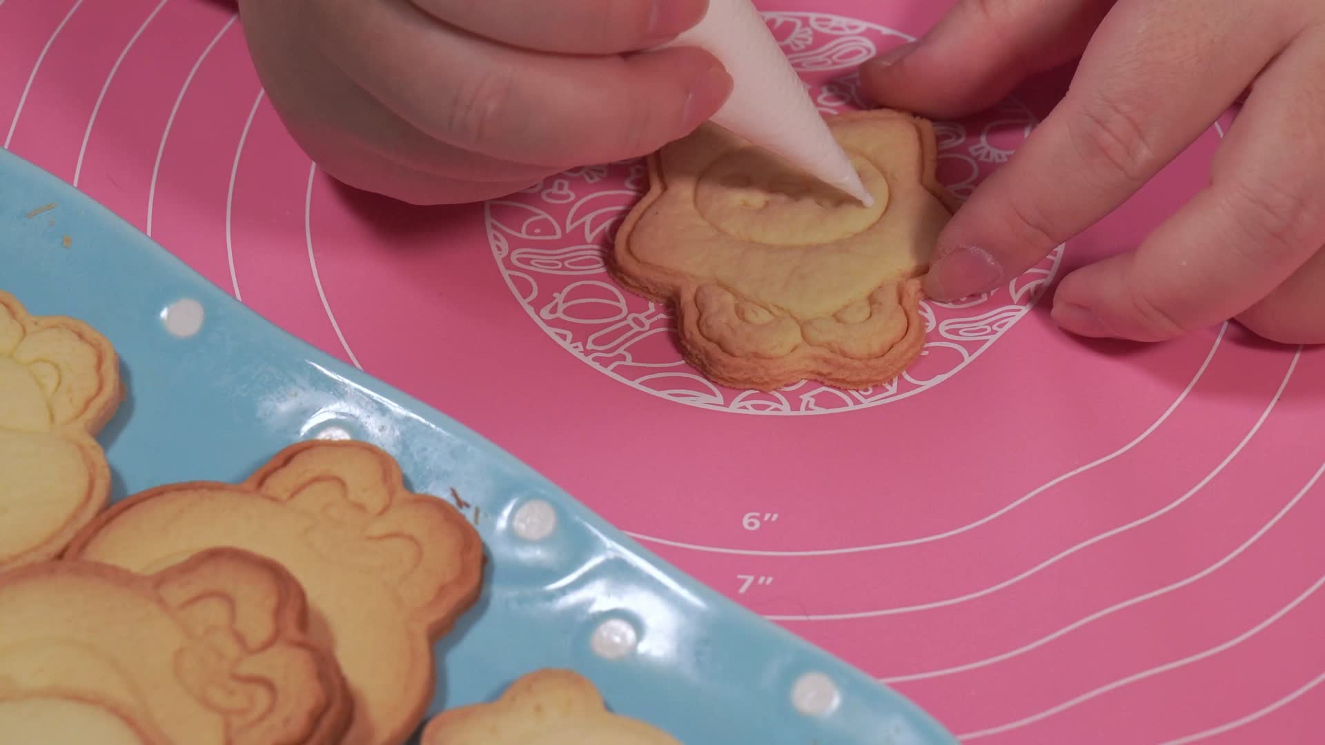 DIY卡通饼干烤姜饼霜糖饼干视频的预览图