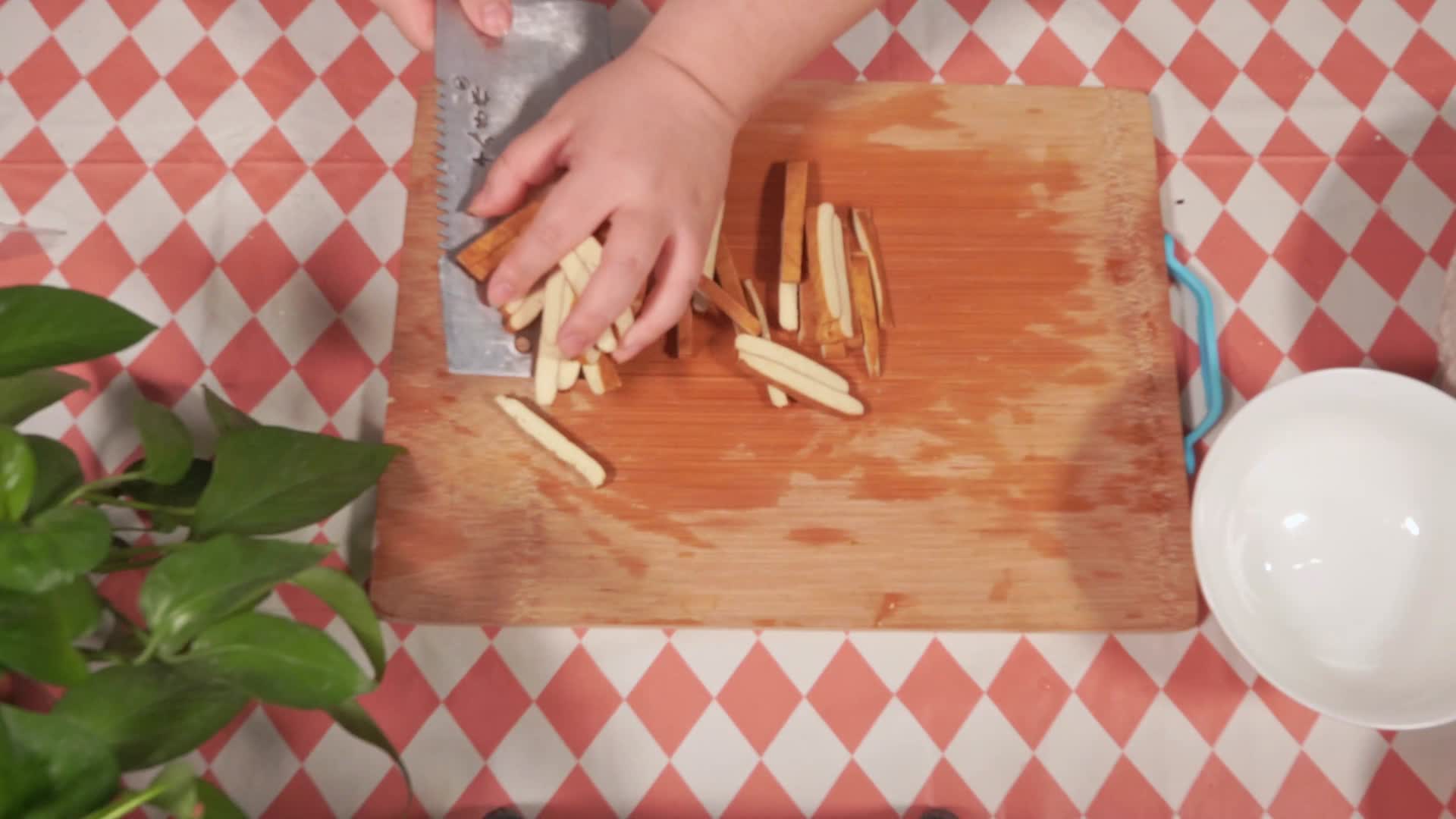 案板切豆腐干香干鸡蛋干豆制品做饭视频的预览图
