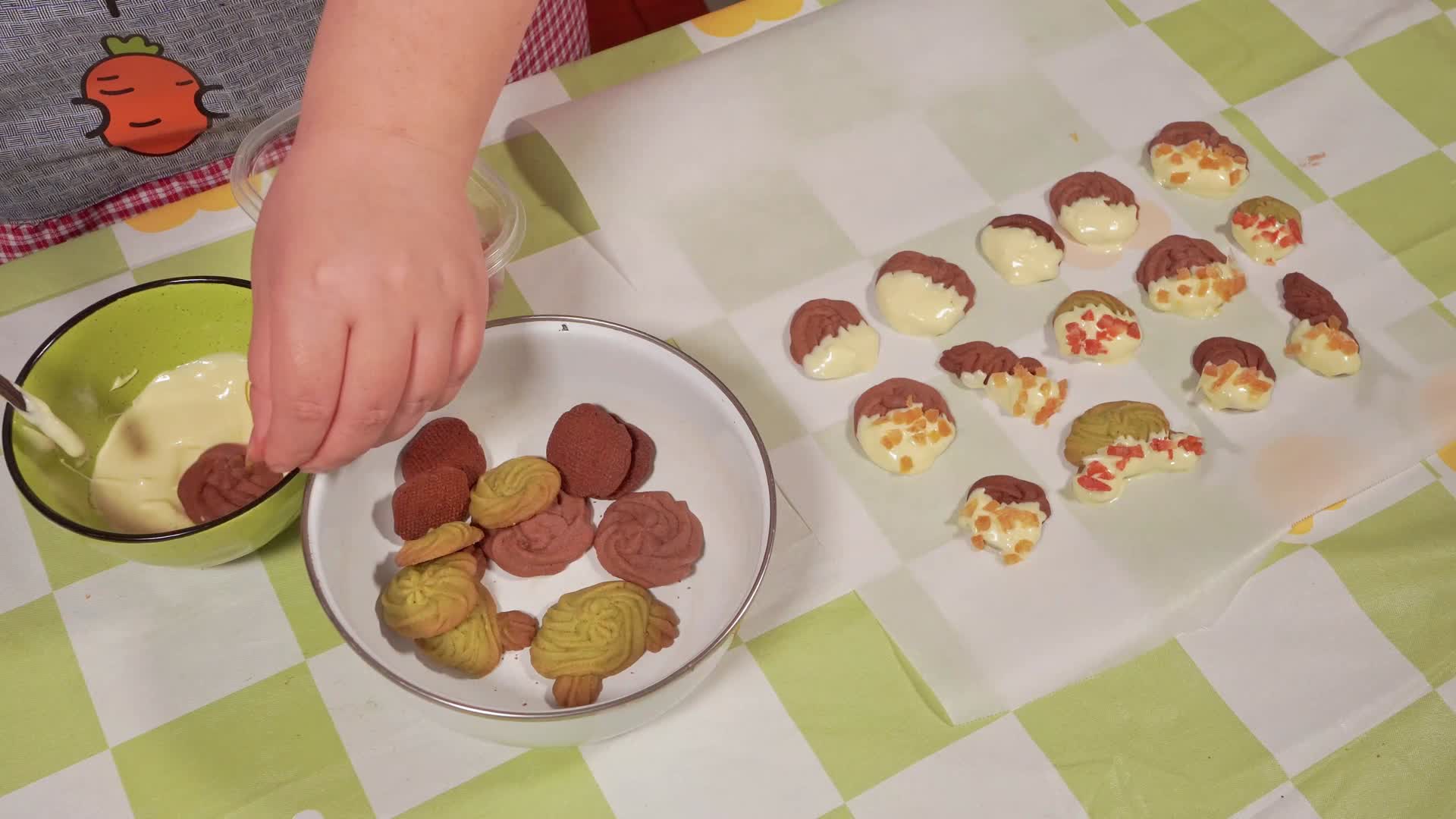 白巧克力裹曲奇饼干制作甜品视频的预览图