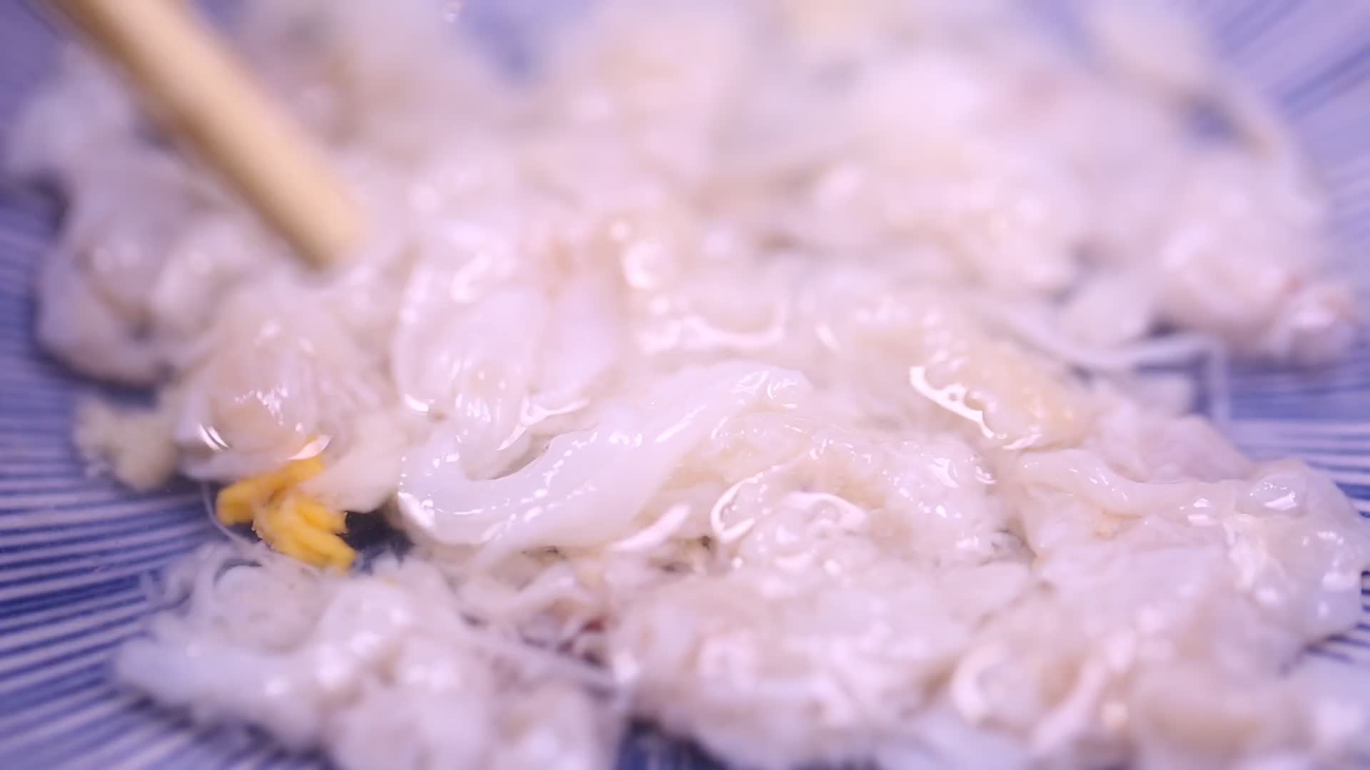 剥出的蟹肉螃蟹肉蟹黄蟹膏视频的预览图