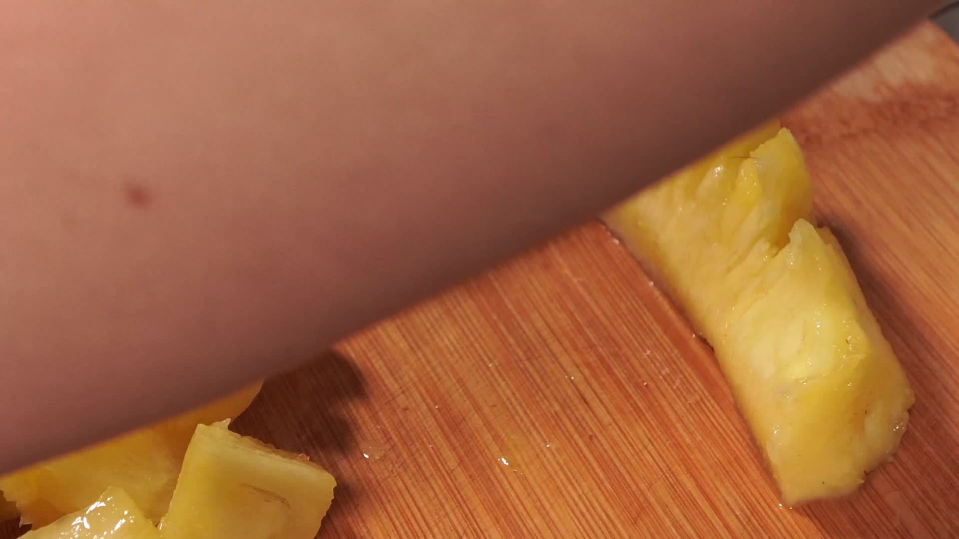 菠萝果肉去芯切块切凤梨视频的预览图