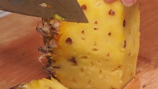 菠萝削皮去皮切凤梨视频的预览图