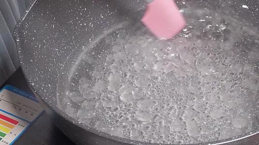冰糖熬制糖浆制作糖葫芦视频的预览图