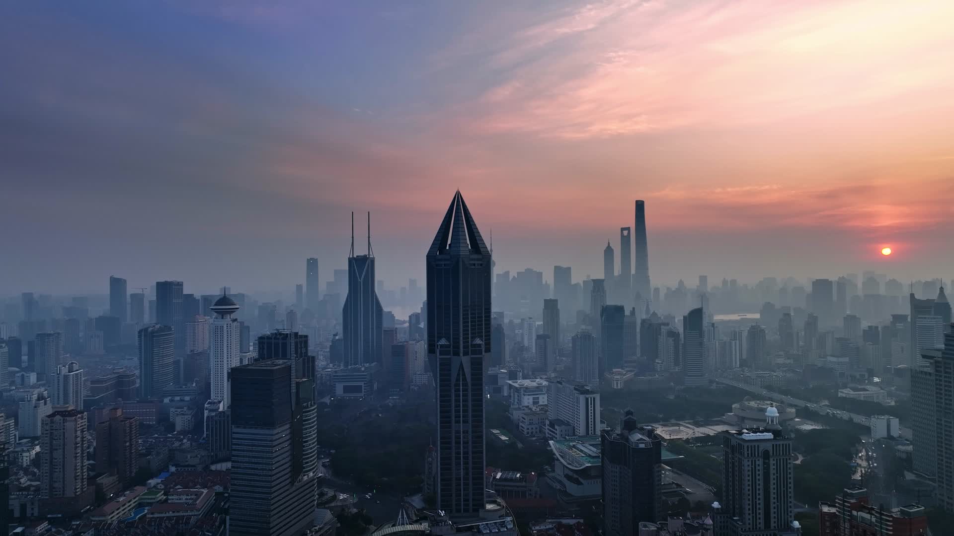上海春天陆家嘴世茂地标日出航拍视频的预览图