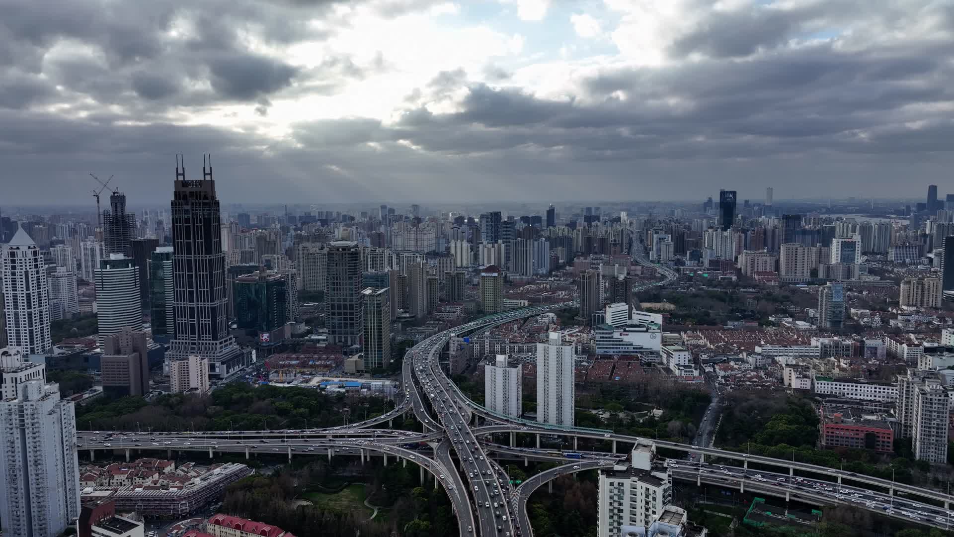 上海延安高架交通日出照耀上海宣传片延时视频的预览图